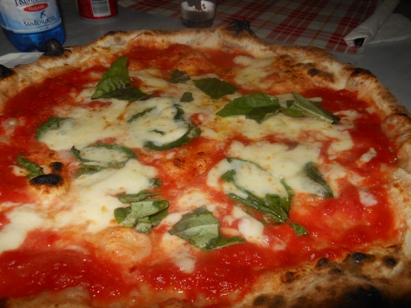 Pizza preparata da Vincenzo Esposito presso la pizzeria Carmnella di Napoli