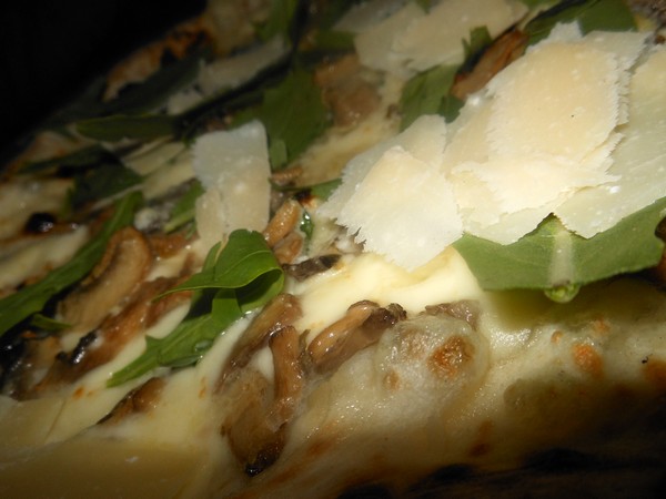 Pizza preparata da Vincenzo Esposito presso la pizzeria Carmnella di Napoli