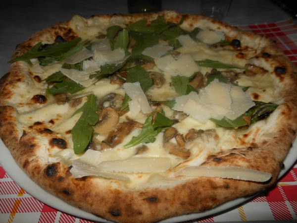 Pizza  preparata da Vincenzo Esposito presso la pizzeria Carmnella di Napoli