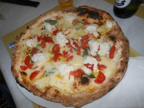 Pizza preparata da Vincenzo Esposito presso la pizzeria Carmnella di Napoli