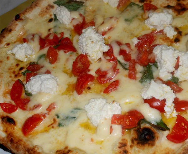 Pizza preparata da Vincenzo Esposito presso la pizzeria Carmnella di Napoli