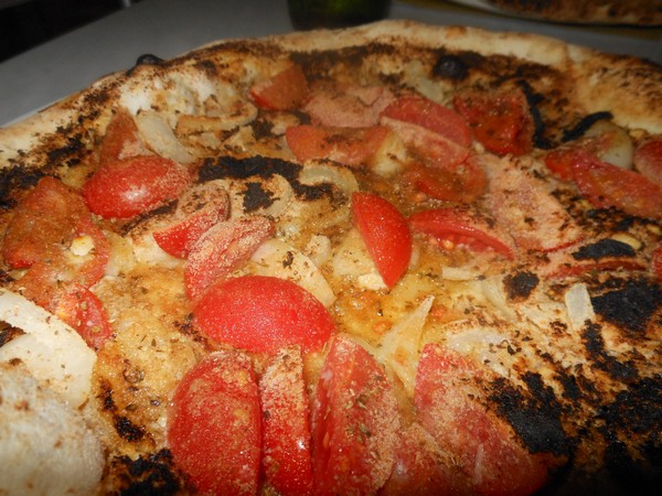 Pizza preparata da Vincenzo Esposito presso la pizzeria Carmnella di Napoli