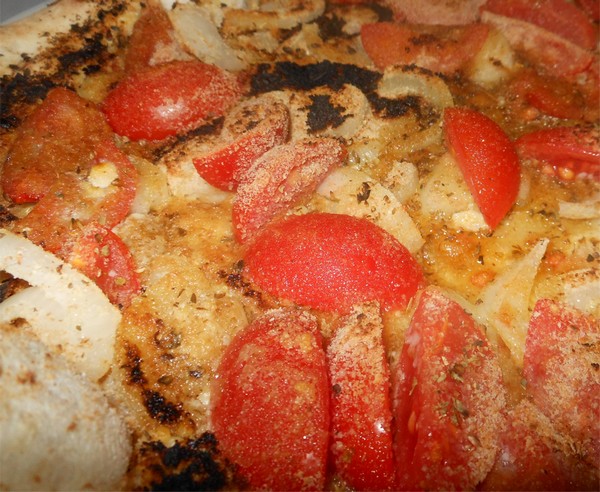 Pizza preparata da Vincenzo Esposito presso la pizzeria Carmnella di Napoli