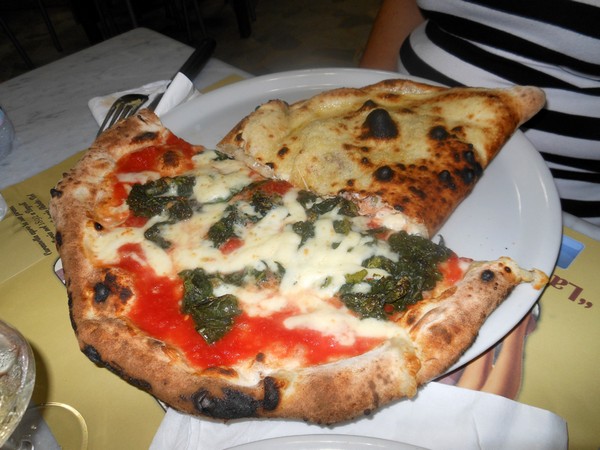 Pizza preparata da Vincenzo Esposito presso la pizzeria Carmnella di Napoli