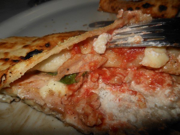 Pizza preparata da Vincenzo Esposito presso la pizzeria Carmnella di Napoli