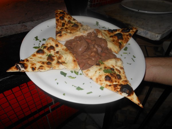 Pizza con zuppa di fagioli e castagne preparata da Vincenzo Esposito presso la pizzeria Carmnella di Napoli