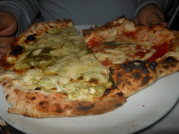 Pizza preparata da Vincenzo Esposito presso la pizzeria Carmnella di Napoli