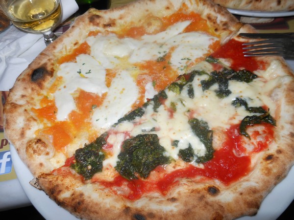 Pizza preparata da Vincenzo Esposito presso la pizzeria Carmnella di Napoli