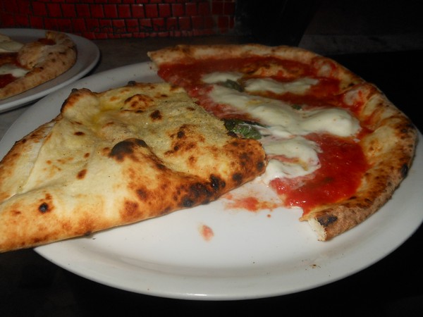 Pizza preparata da Vincenzo Esposito presso la pizzeria Carmnella di Napoli