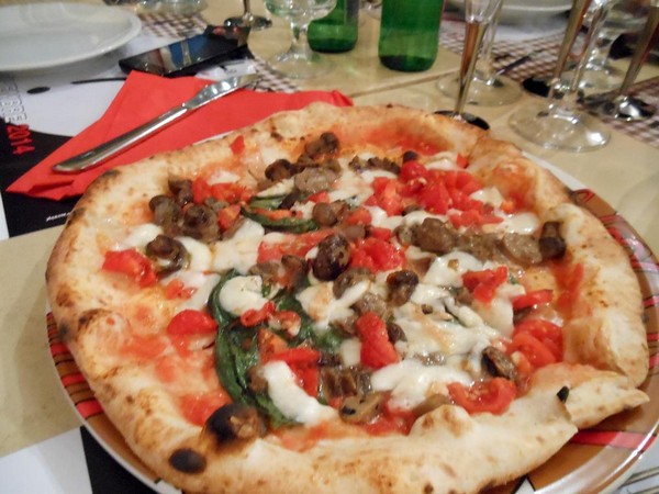 Pizza preparata da Enzo Coccia della Pizzaria La Notizia di Napoli