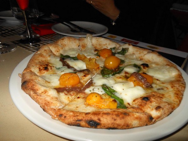 Pizza preparata da Enzo Coccia della Pizzaria La Notizia di Napoli