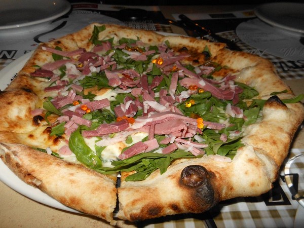 Pizza preparata da Enzo Coccia della Pizzaria La Notizia di Napoli