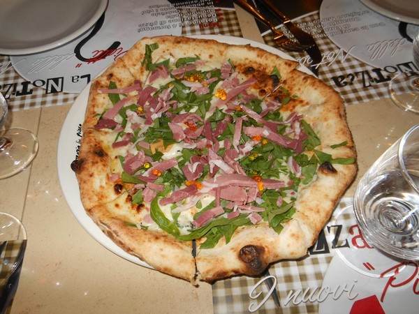 Pizza preparata da Enzo Coccia della Pizzaria La Notizia di Napoli