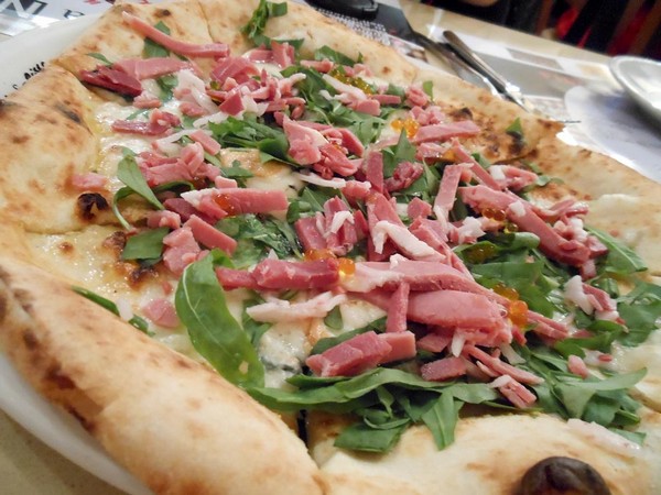 Pizza preparata da Enzo Coccia della Pizzaria La Notizia di Napoli