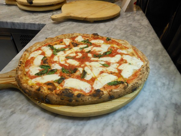 Pizza preparata presso la Pizzeria Zi Teresa di Napoli