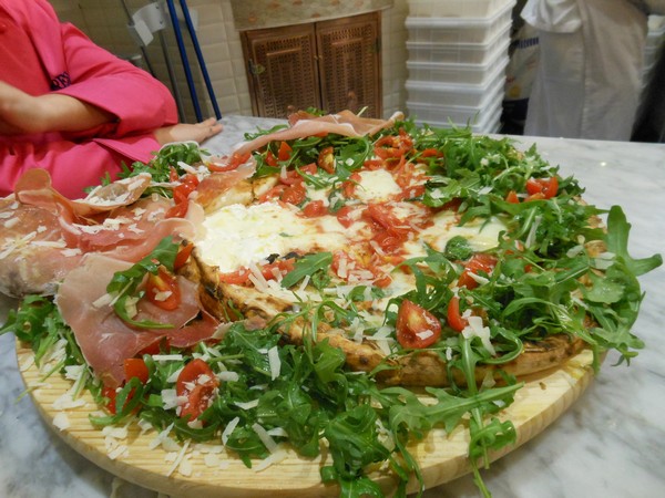 Pizza preparata presso la Pizzeria Zi Teresa di Napoli