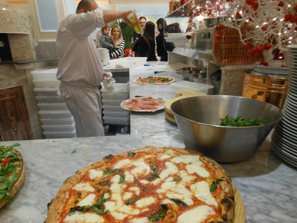 Pizza preparata presso la Pizzeria Zi Teresa di Napoli