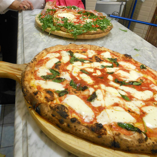 Pizza preparata presso la Pizzeria Zi Teresa di Napoli