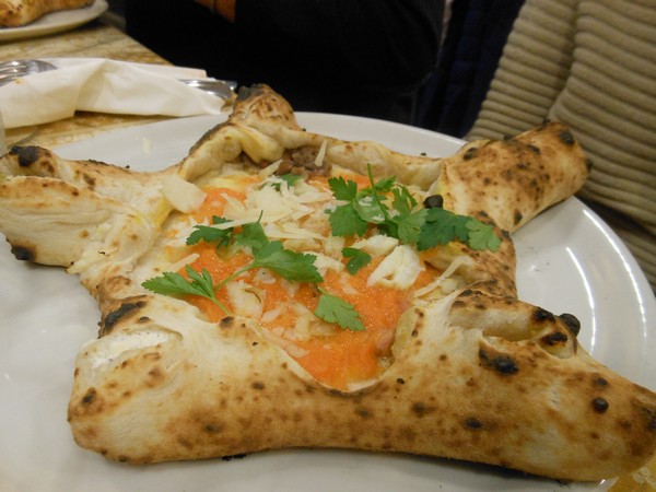 Pizza a stella preparata presso la Pizzeria Maria Mar di Giugliano in Campania (NA)