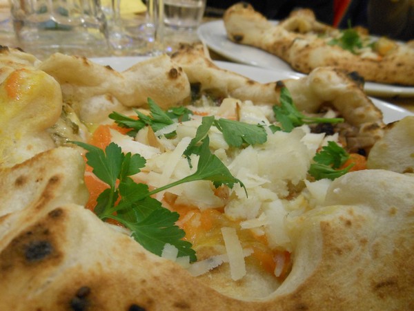 Pizza a stella preparata presso la Pizzeria Maria Mar di Giugliano in Campania (NA)