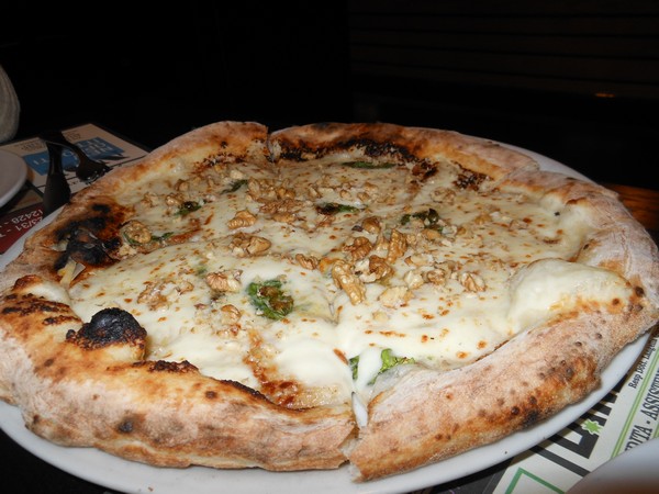 Pizza preparata da Salvatore Iermano presso la Pizzaria Gika di Torre Annunziata (NA)