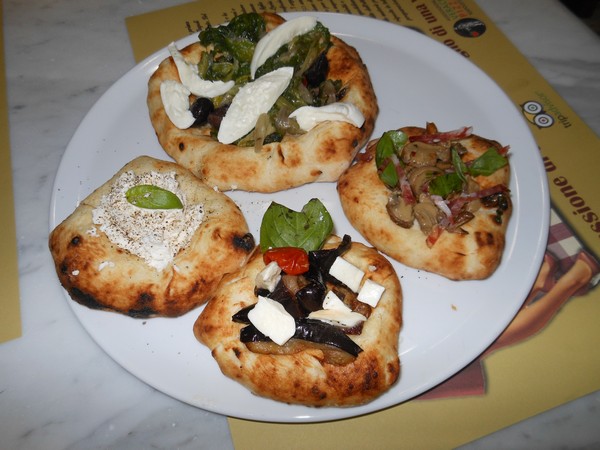 Prove di Pizzarelle con Vincenzo Esposito presso la Pizzeria Carmnella di Napoli