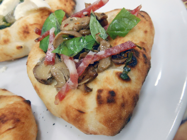 Prove di Pizzarelle con Vincenzo Esposito presso la Pizzeria Carmnella di Napoli