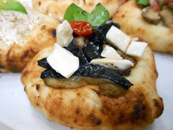 Prove di Pizzarelle con Vincenzo Esposito presso la Pizzeria Carmnella di Napoli