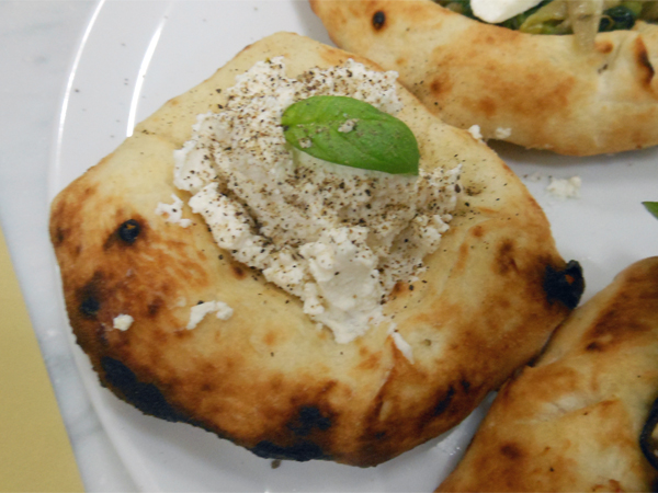 Prove di Pizzarelle con Vincenzo Esposito presso la Pizzeria Carmnella di Napoli