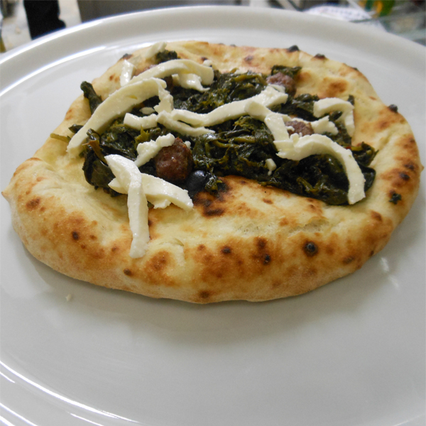 Pizzarella preparata da Vincenzo Esposito presso la Pizzeria Carmnella