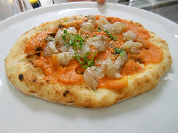 Pizzarella preparata da Vincenzo Esposito e condita da Fabio Ometo presso la Pizzeria Carmnella