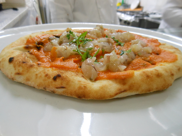 Pizzarella preparata da Vincenzo Esposito e condita da Fabio Ometo presso la Pizzeria Carmnella