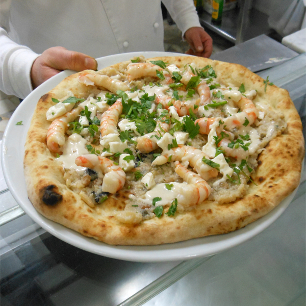 Pizzarella preparata da Vincenzo Esposito e condita da Fabio Ometo presso la Pizzeria Carmnella