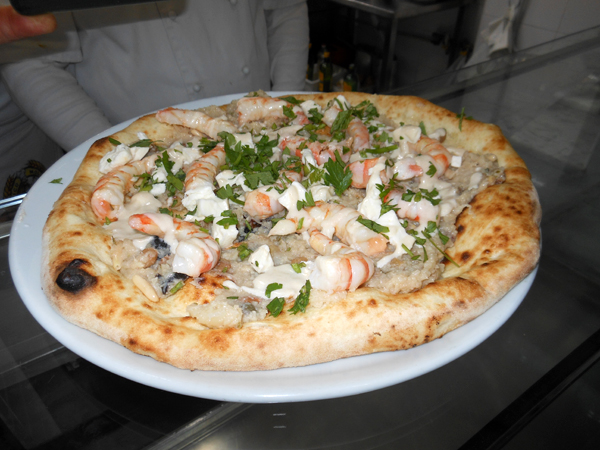 Pizzarella preparata da Vincenzo Esposito e condita da Fabio Ometo presso la Pizzeria Carmnella