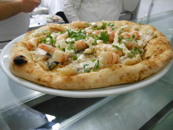 Pizzarella preparata da Vincenzo Esposito e condita da Fabio Ometo presso la Pizzeria Carmnella