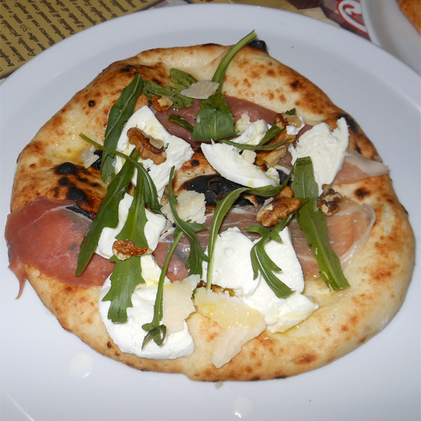 Pizzarella preparata da Vincenzo Esposito presso la Pizzeria Carmnella