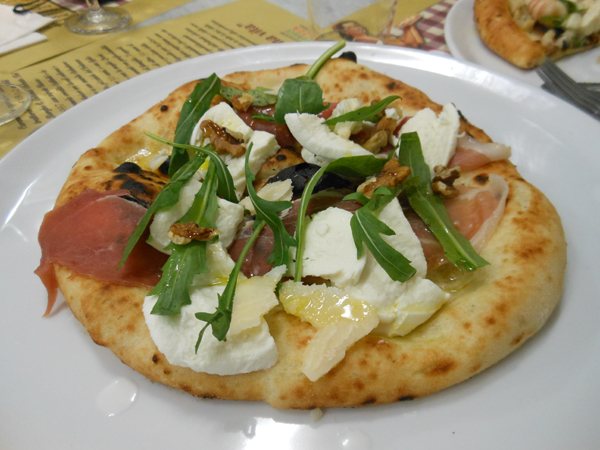 Pizzarella preparata da Vincenzo Esposito presso la Pizzeria Carmnella