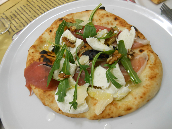 Pizzarella preparata da Vincenzo Esposito presso la Pizzeria Carmnella