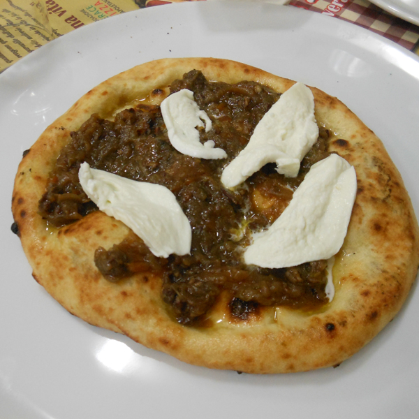 Pizzarella preparata da Vincenzo Esposito e condita da Fabio Ometo presso la Pizzeria Carmnella