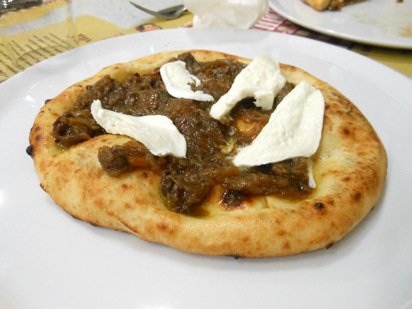 Pizzarella preparata da Vincenzo Esposito e condita da Fabio Ometo presso la Pizzeria Carmnella