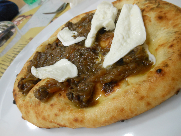 Pizzarella preparata da Vincenzo Esposito e condita da Fabio Ometo presso la Pizzeria Carmnella