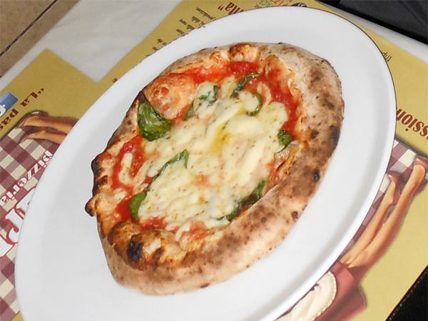 Pizza preparata da Vincenzo Esposito presso la pizzeria Carmnella di Napoli