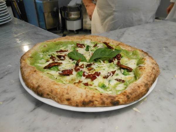 Pizza preparata da Michele Leo presso Palazzo Petrucci di Napoli