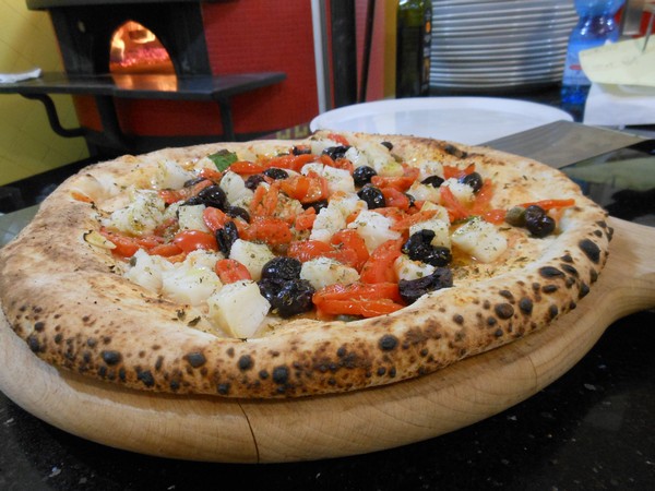 Pizza preparata da Mauro Autolitano presso la Pizzeria Tott e i Sapori di Acerra (NA)