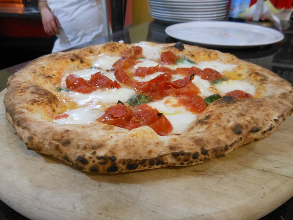 Pizza preparata da Mauro Autolitano presso la Pizzeria Tott e i Sapori di Acerra (NA)