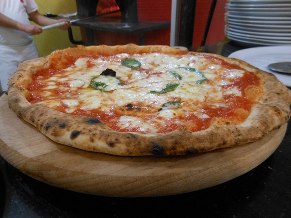 Pizza preparata da Mauro Autolitano presso la Pizzeria Tott e i Sapori di Acerra (NA)