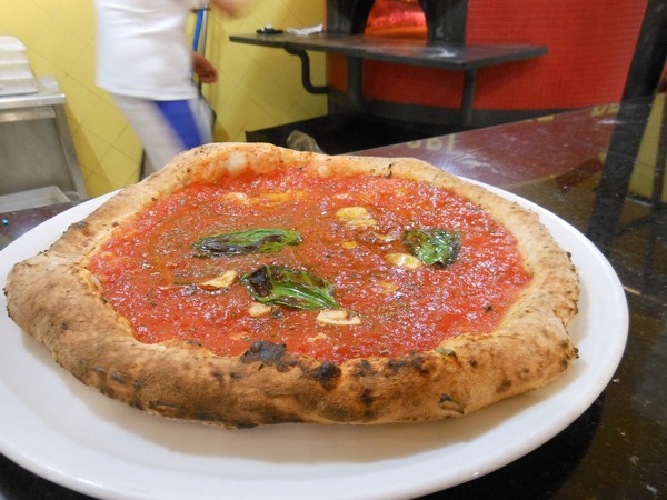 Pizza preparata da Mauro Autolitano presso la Pizzeria Tott e i Sapori di Acerra (NA)