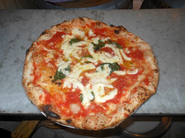 Pizza preparata da Luca Castellano della Pizzeria Pizzazz di Napoli