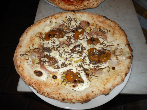 Pizza preparata da Luca Castellano della Pizzeria Pizzazz di Napoli