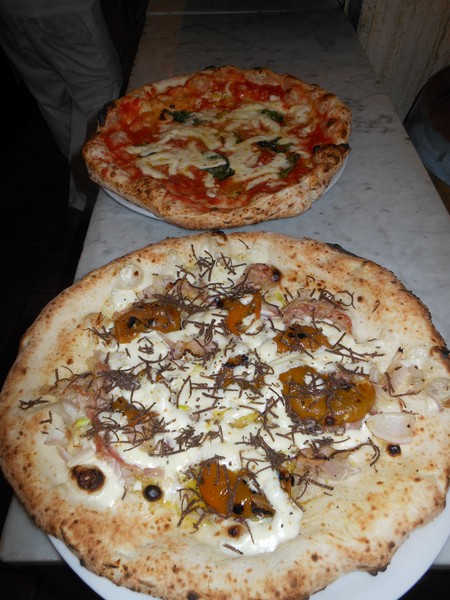 Pizza preparata da Luca Castellano della Pizzeria Pizzazz di Napoli